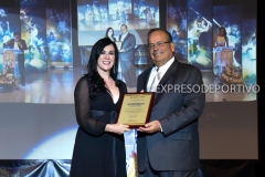 Maestra Lourdes Cañez recibe reconocimiento en el marco de la Gala Deportiva 2017